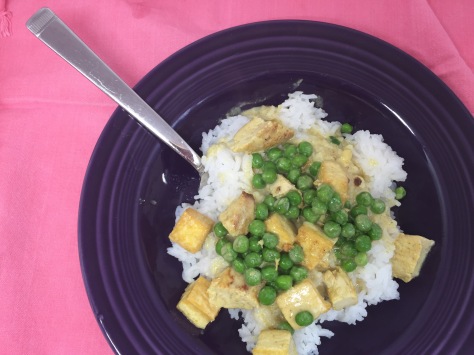 Quick meal: green coconut curry with tofu, chicken & peas | a tasty weeknight meal from Alaskaknitnat.com